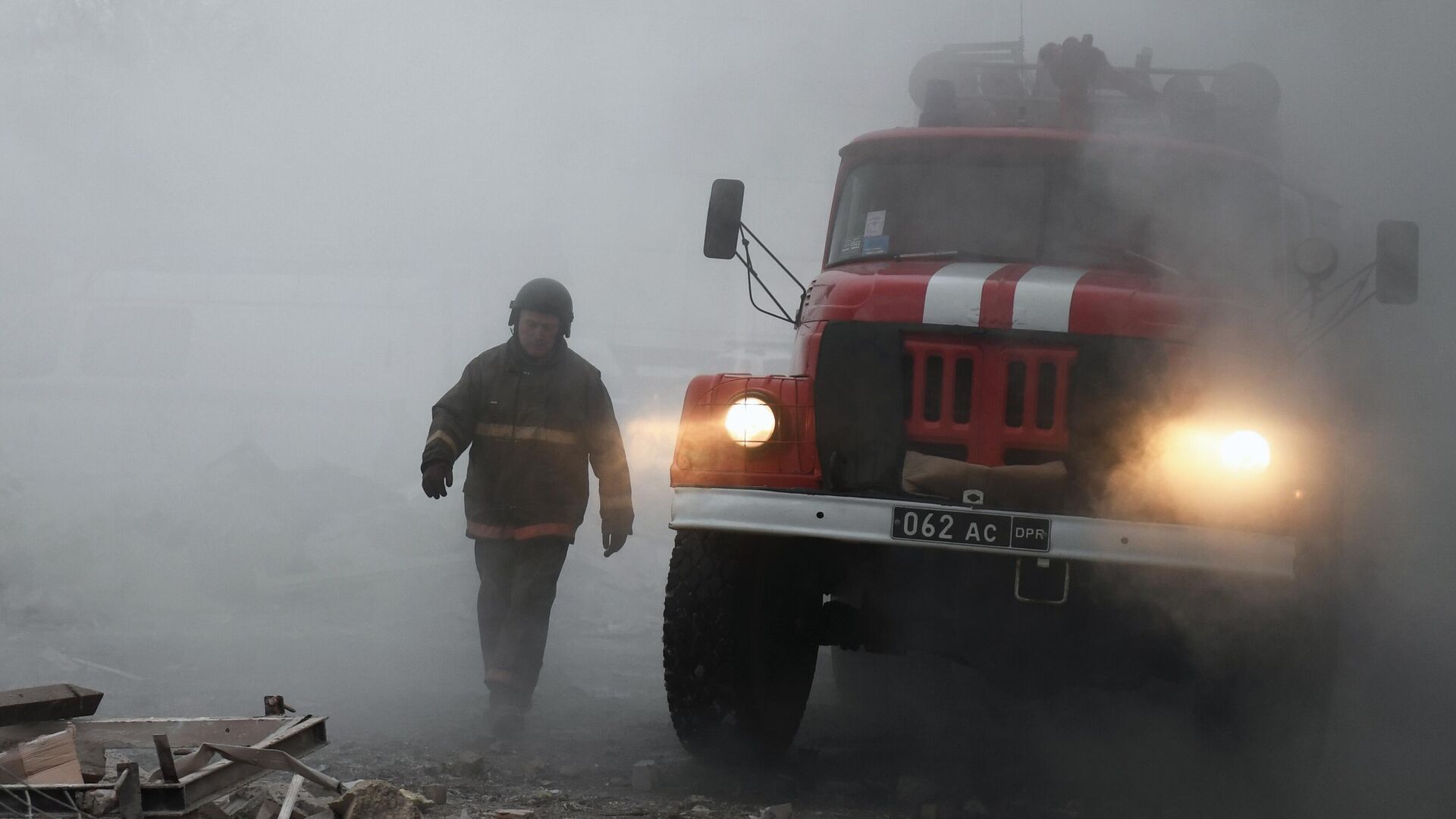 Пожарный на месте ликвидации последствий обстрела Донецка со стороны ВСУ. Архивное фото  - РИА Новости, 1920, 16.07.2023