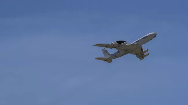 Самолет дальнего радиолокационного обнаружения Boeing E-3 Sentry AWACS ВВС США