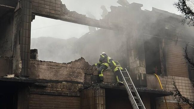 Здание детского сада, пострадавшее в результате падения вертолета в Броварах, Украина