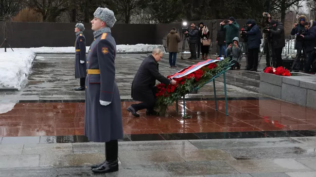 Президент РФ Владимир Путин на церемонии возложения венков и цветов к монументу Мать-Родина на Пискаревском мемориальном кладбище в память о погибших в годы блокады