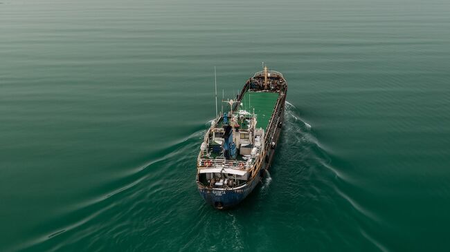 Грузовая баржа в бухте острова Шикотан в Сахалинской области