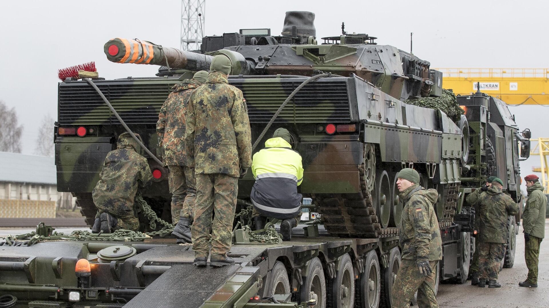 Солдаты немецкой армии загружают танк Leopard 2 - РИА Новости, 1920, 24.01.2023