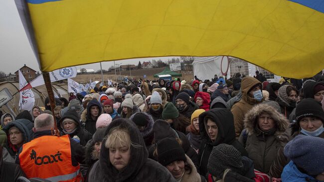 Украинский флаг на КПП Медыка на границе Польши и Украины