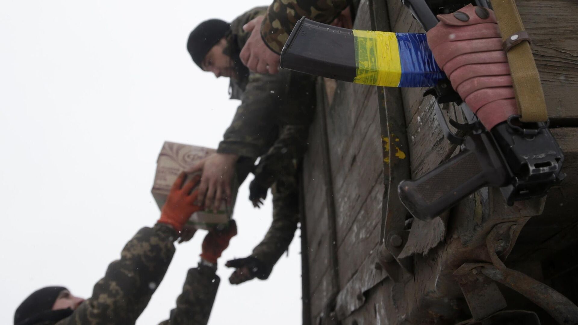 Украинские военнослужащие разгружают коробки с продовольственными пайками. Архивное фото - РИА Новости, 1920, 30.01.2024