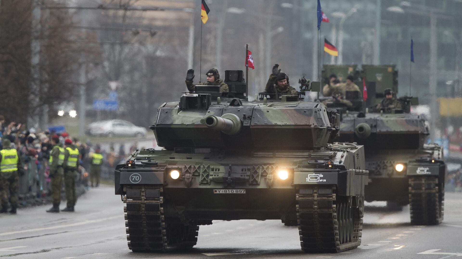 Немецкие военнослужащие на танках Leopard 2 - РИА Новости, 1920, 02.06.2024