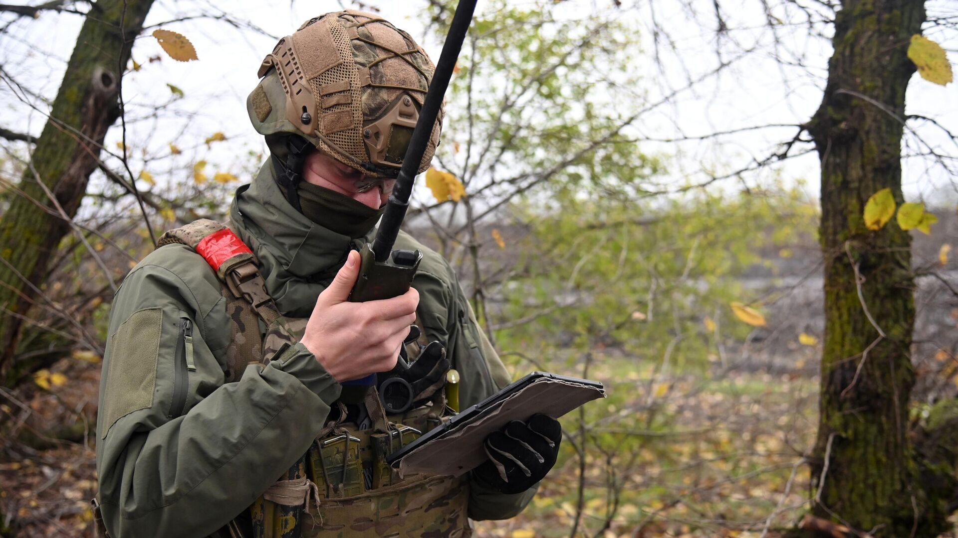 Военнослужащий разведгруппы ВС РФ выполняют разведку с помощью БПЛА в зоне СВО - РИА Новости, 1920, 15.06.2023