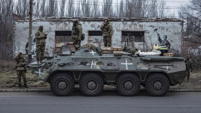 Солдаты ВСУ на БТР. Архивное фото