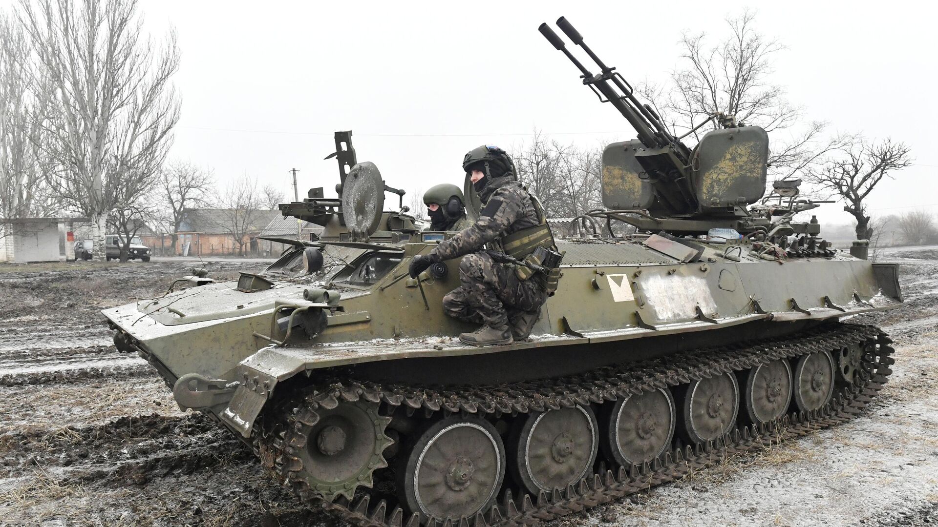 Военнослужащие на бронетранспортере МТ-ЛБ с зенитной установкой ЗУ-23 в зоне СВО - РИА Новости, 1920, 07.02.2023