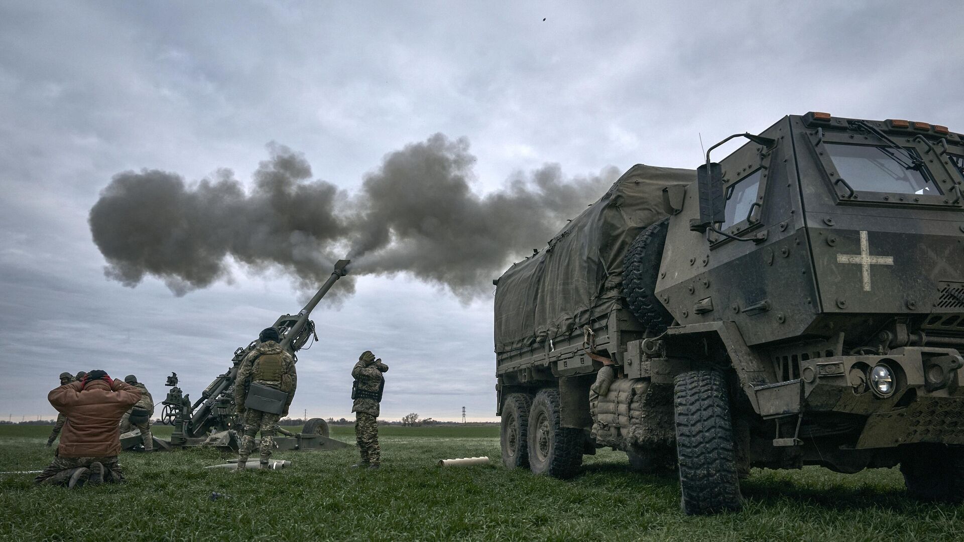 Украинские военные стреляют из американской 155-мм гаубицы  - РИА Новости, 1920, 01.11.2023