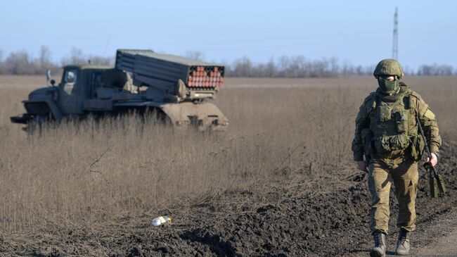 Военнослужащий рядом с установкой РСЗО Торнадо-Г Вооруженных сил России на СВО. Архивное фото