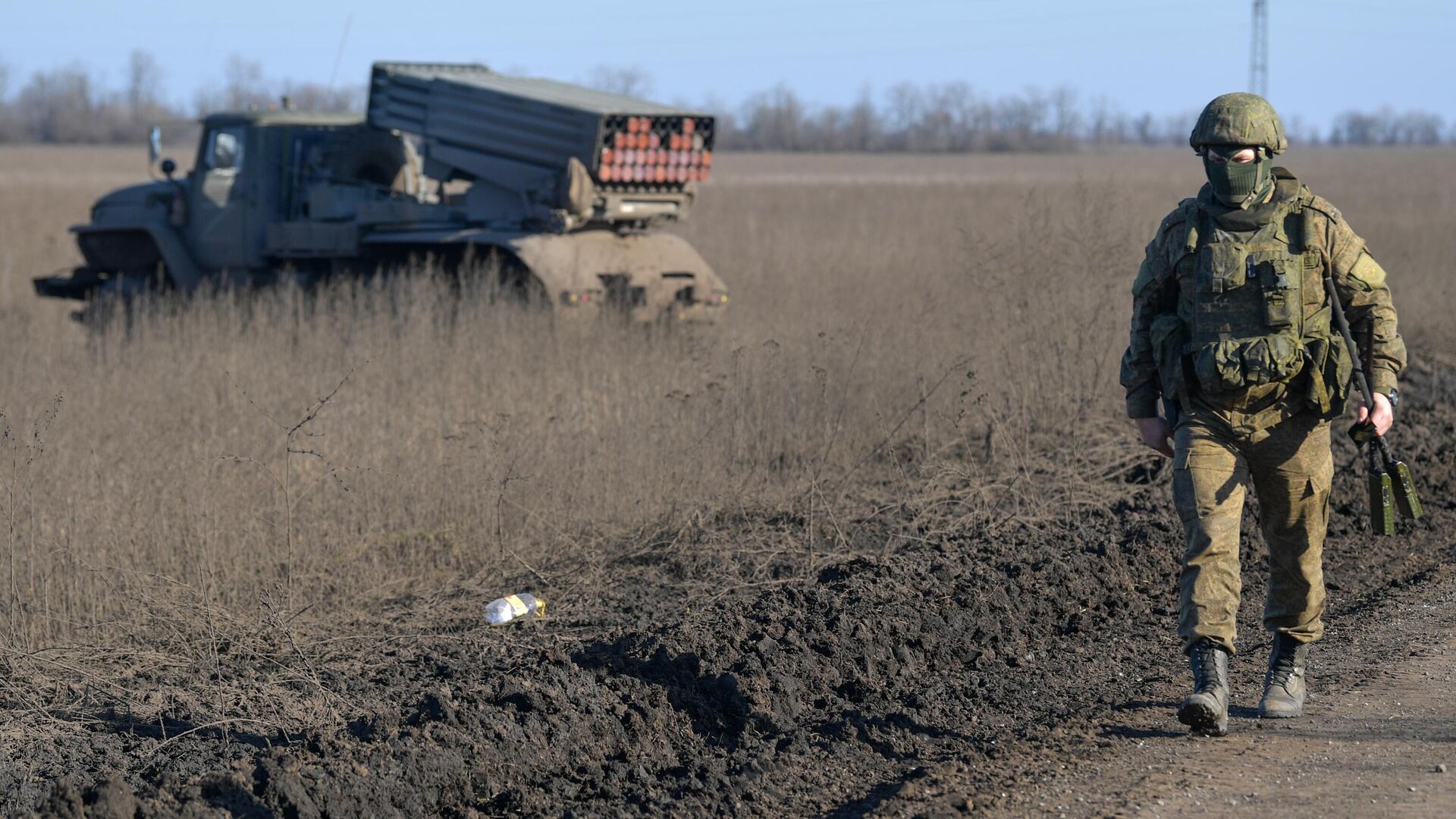 Военнослужащий рядом с установкой РСЗО Торнадо-Г Вооруженных сил России на СВО. Архивное фото - РИА Новости, 1920, 03.12.2023