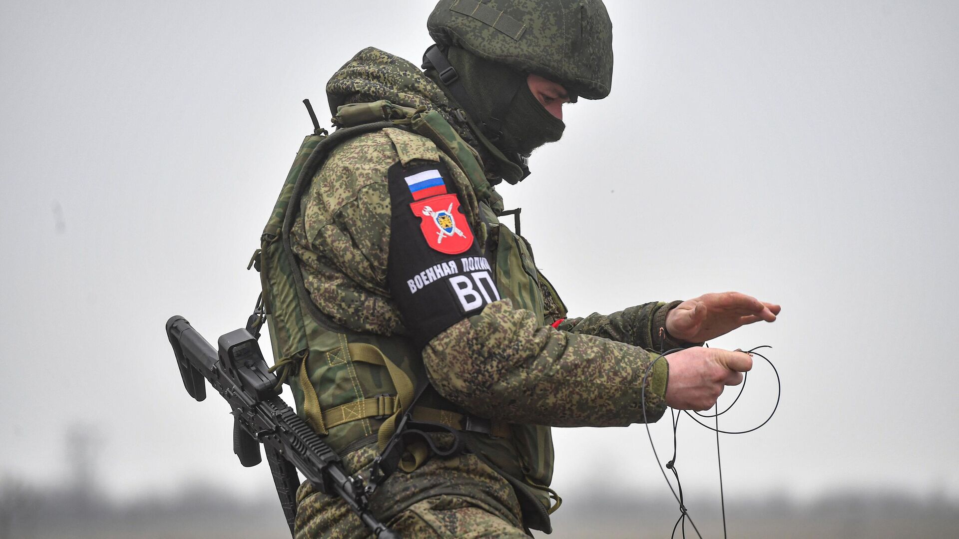 Работа саперов военной полиции по уничтожению самодельных взрывных устройств. Архивное фото - РИА Новости, 1920, 17.05.2023