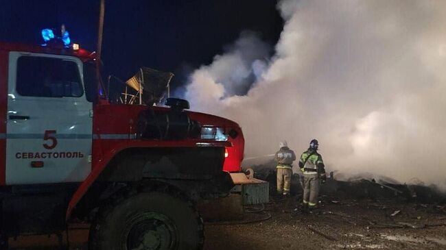 Сотрудники противопожарной службы МЧС РФ во время тушения возгорания строительных бытовок на улице Нефтяная в Севастополе