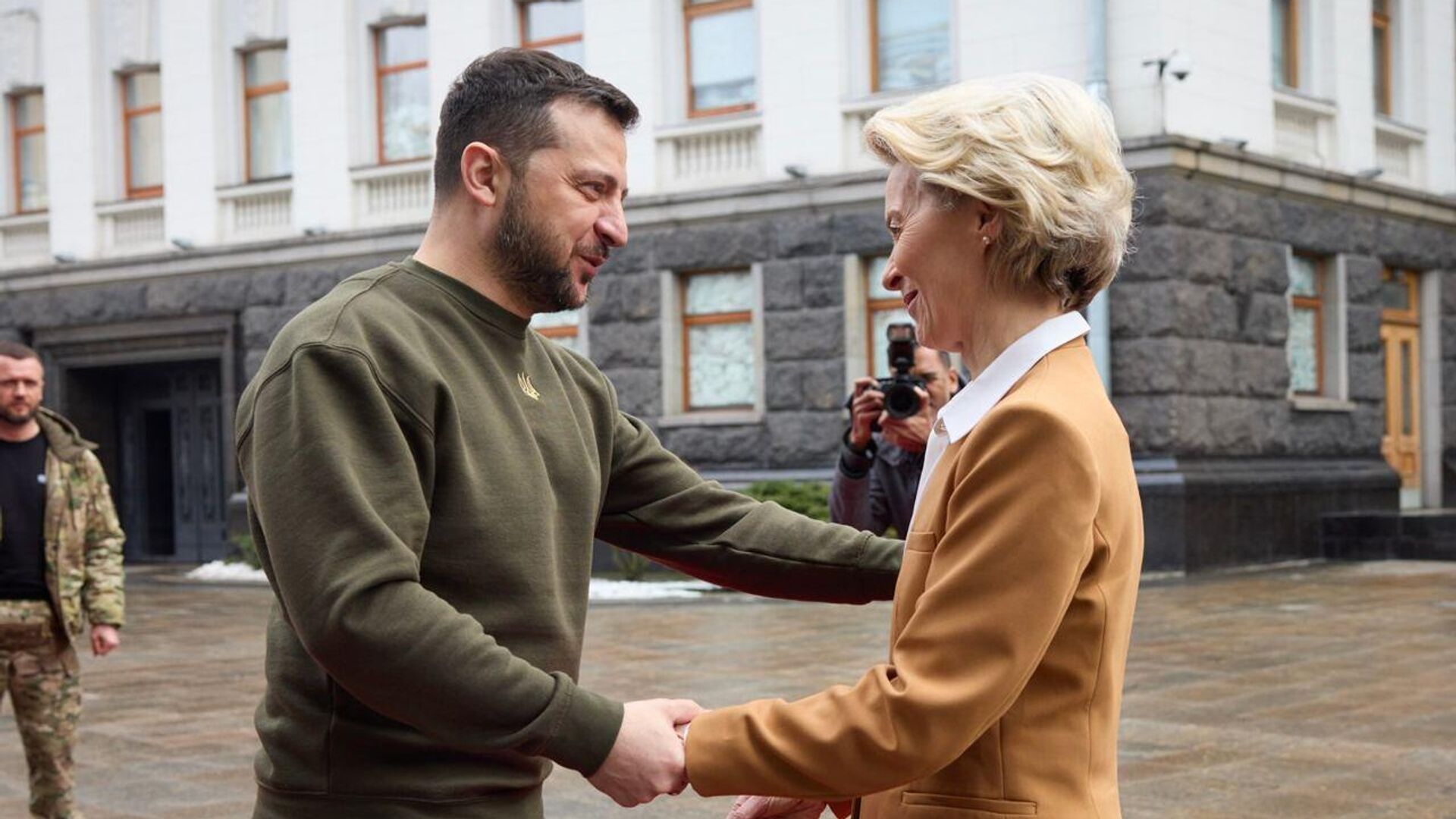 Президент Украины Владимир Зеленский во время встречи с главой Еврокомиссии Урсулой фон дер Ляйен в Киеве - РИА Новости, 1920, 08.05.2023