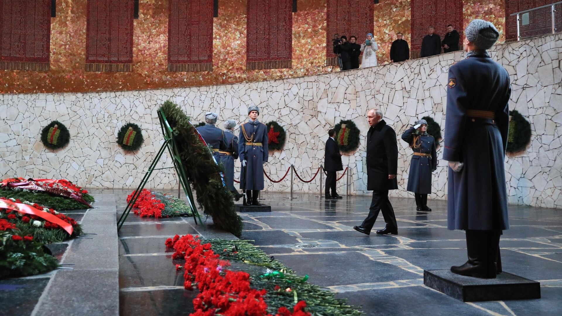 Президент РФ Владимир Путин на церемонии возложения венка к Вечному огню в Зале воинской славы в музее-заповеднике Сталинградская битва на Мамаевом кургане - РИА Новости, 1920, 02.02.2023