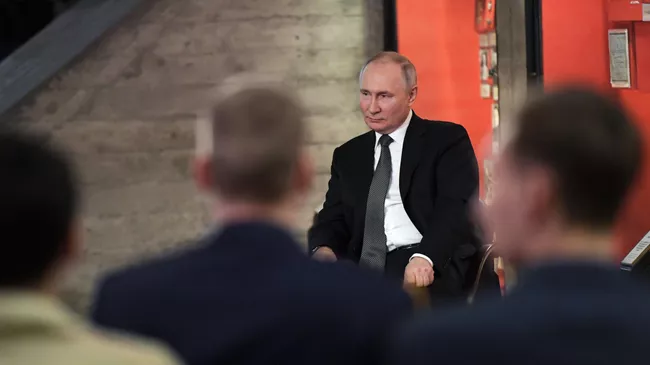 Президент РФ Владимир Путин на встрече с представителями общественных патриотических и молодежных организаций в музее-панораме Сталинградская битва