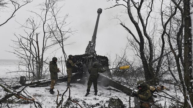 Артиллеристы вооруженных сил РФ ведут огонь по позициям ВСУ. Архивное фото