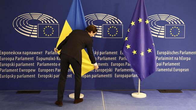 Флаги Украины и ЕС в здании Европейского парламента. Архивное фото