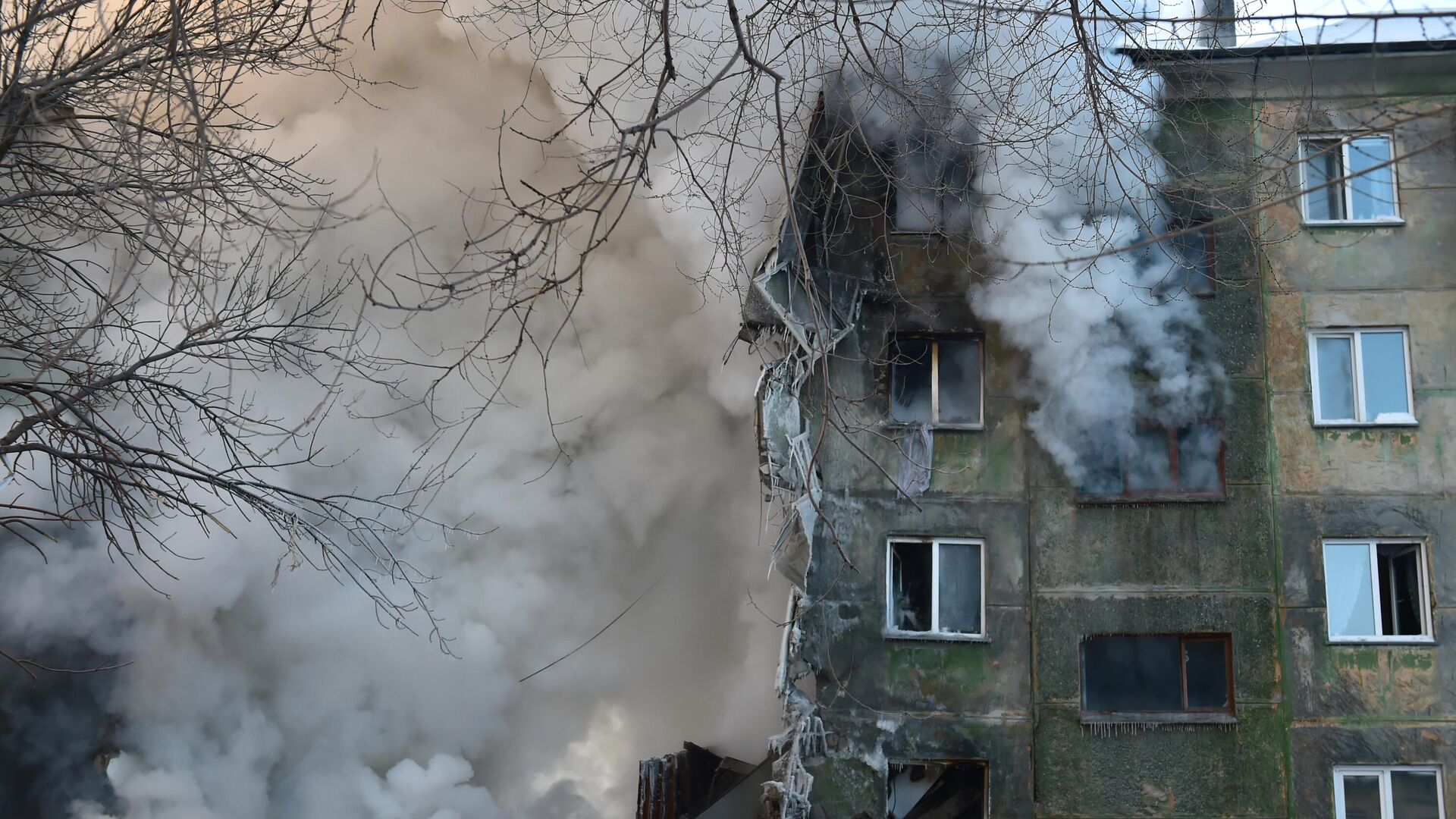 На месте взрыва газа в пятиэтажном жилом доме на улице Линейная в Новосибирске - РИА Новости, 1920, 10.02.2023