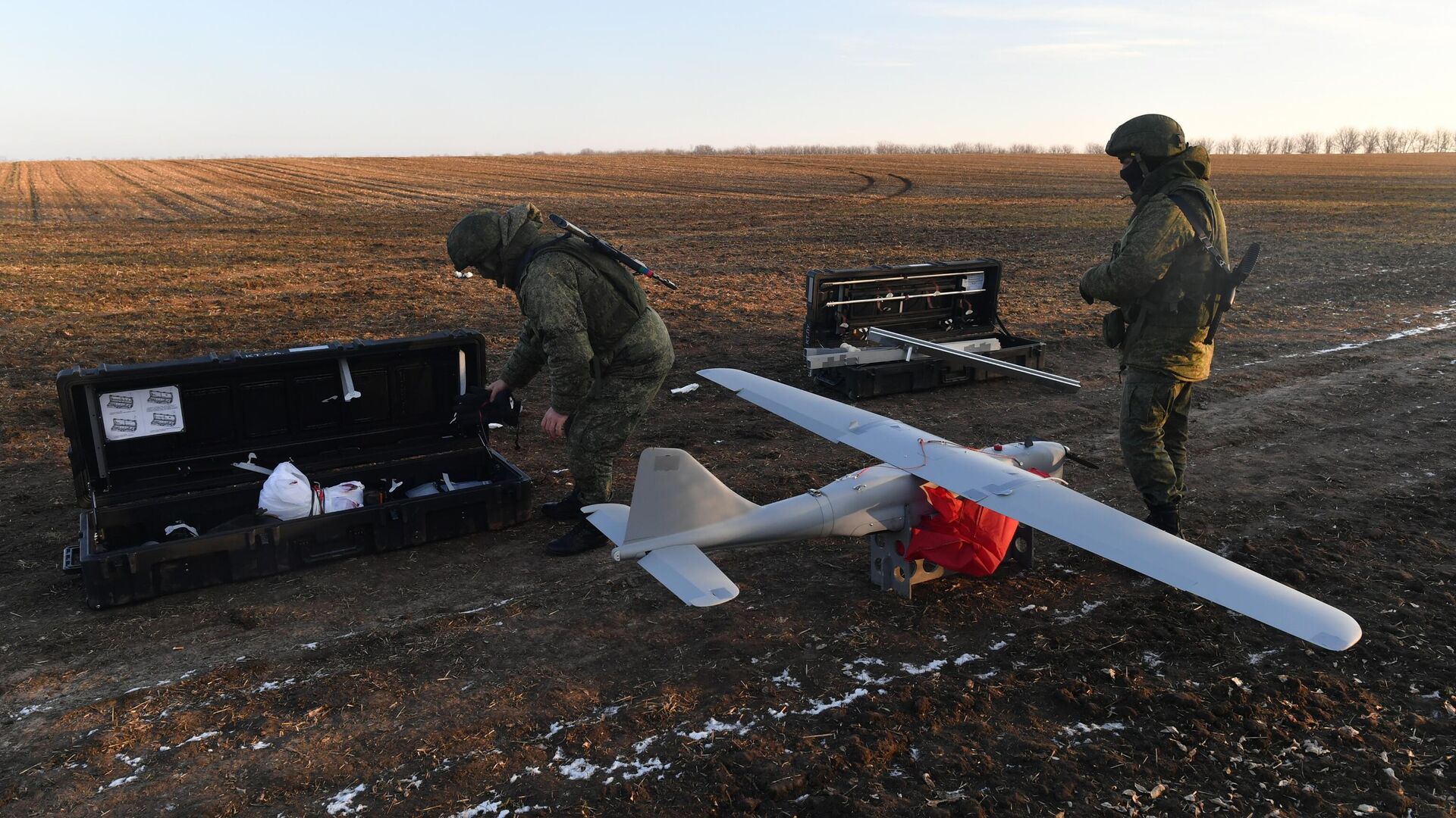 Военнослужащие ВС РФ разбирают беспилотный летательный аппарат Орлан-10У после выполнения задачи в южном секторе СВО - РИА Новости, 1920, 17.11.2023