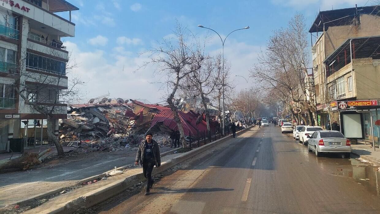 Жилой дом, разрушенный в результате землетрясения в турецком городе Кахраманмараш. Архивное фото - РИА Новости, 1920, 31.12.2023