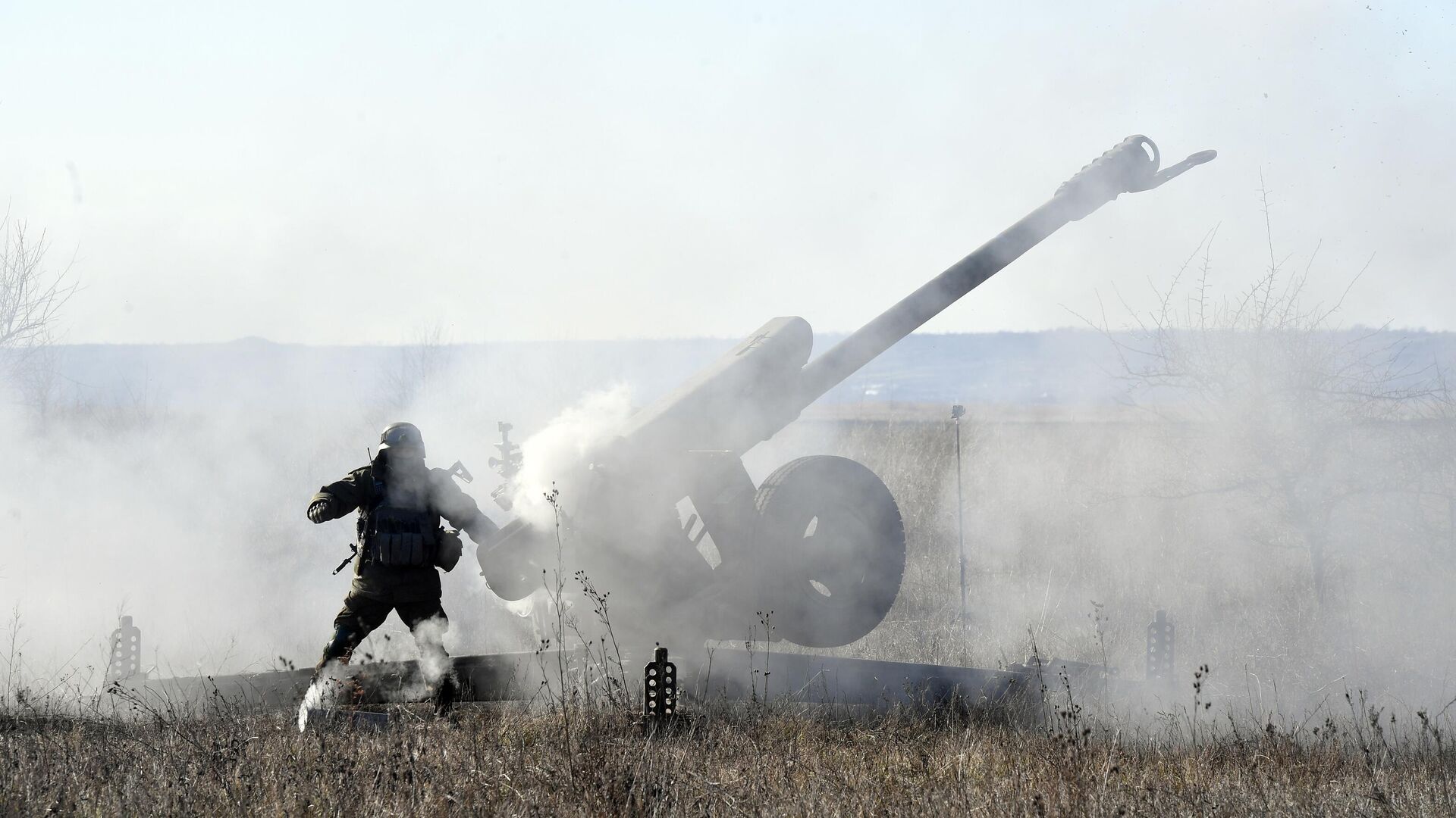 Военнослужащий артиллерийского расчета гаубицы Д-30 вооруженных сил РФ - РИА Новости, 1920, 23.05.2023