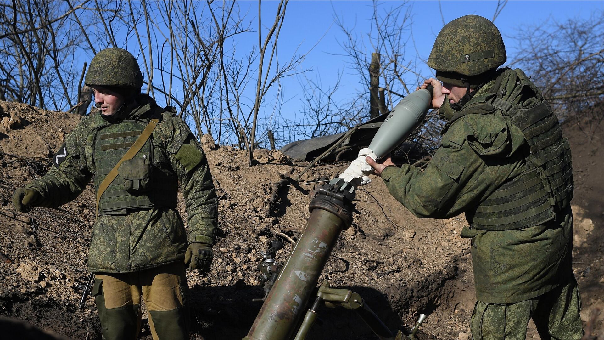 Военнослужащие мотострелковых подразделений ВС РФ ведут огонь по позициям ВСУ в зоне СВО - РИА Новости, 1920, 18.02.2023