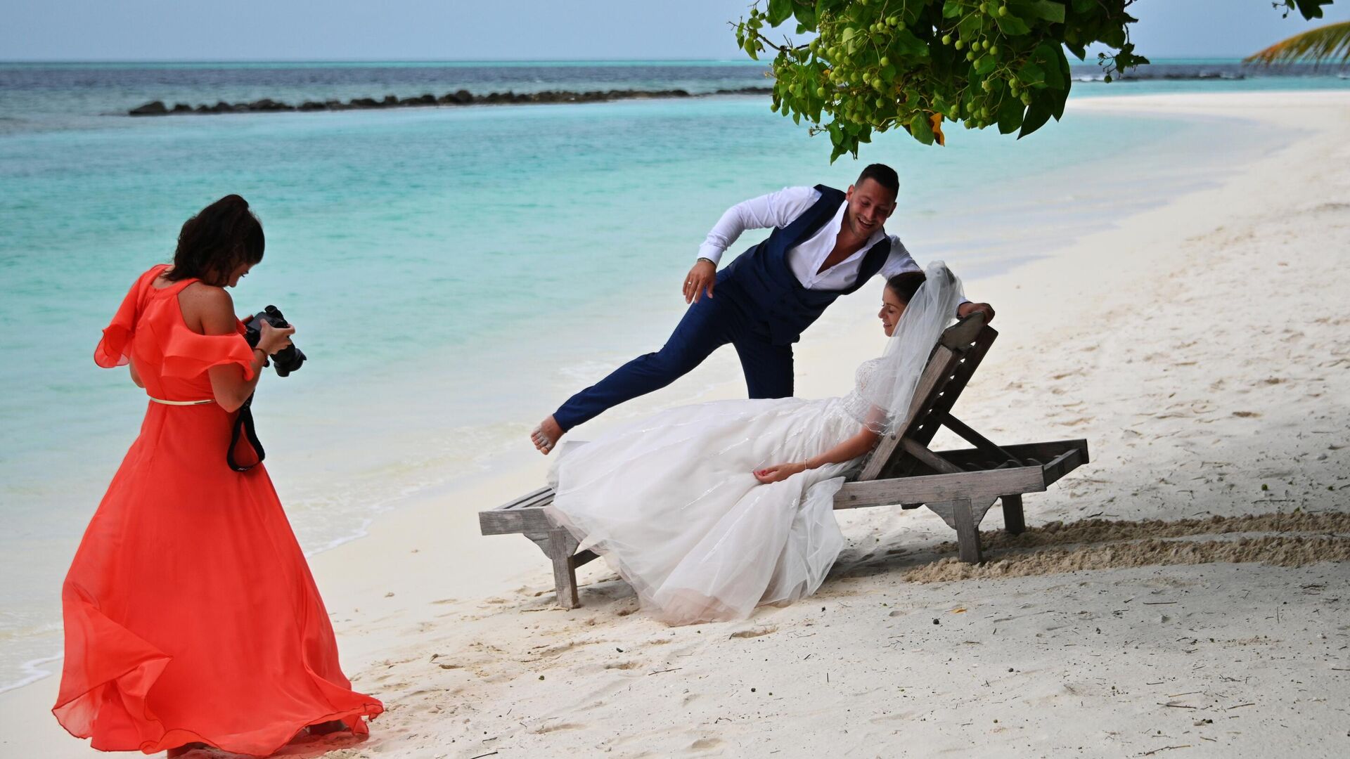 Молодожены фотографируются на пляже одного из Мальдивских островов - РИА Новости, 1920, 12.02.2025