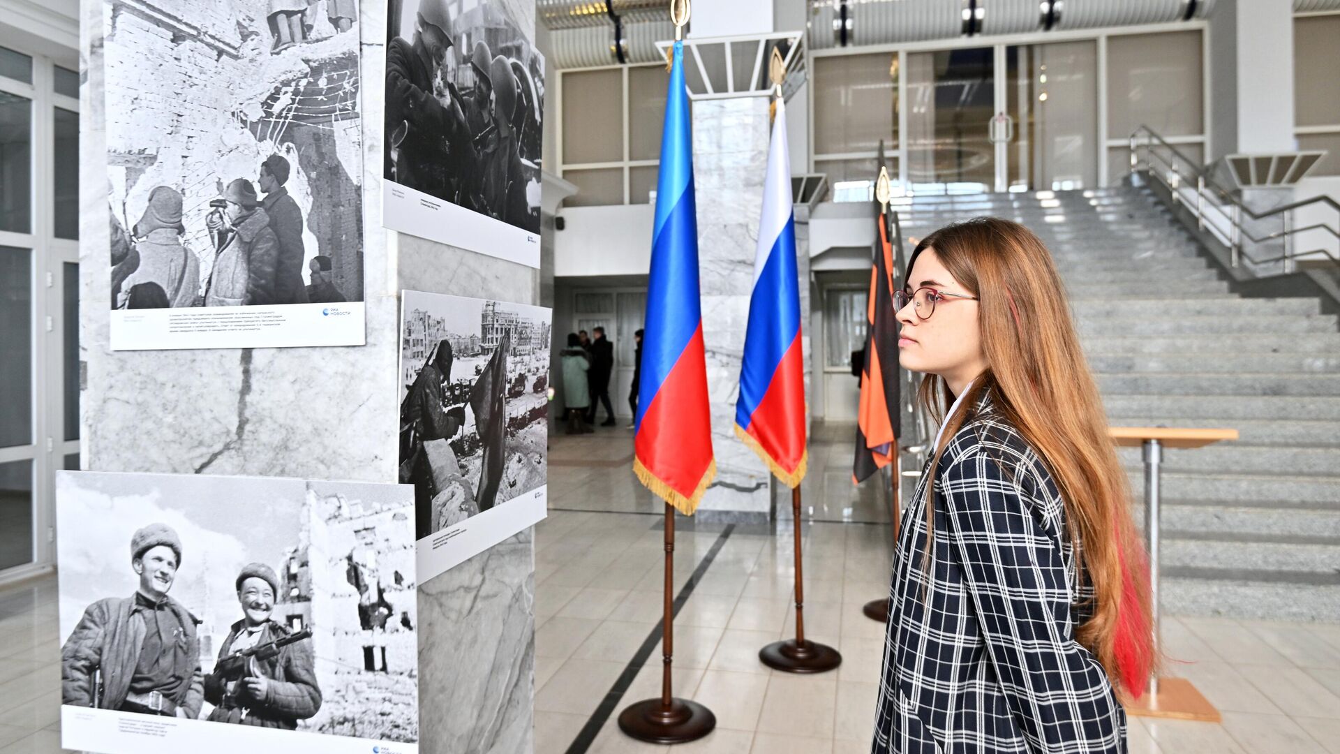 Участница церемонии открытия фотовыставки Освобождение. Луганск в Луганске - РИА Новости, 1920, 13.02.2023