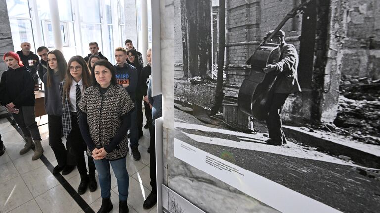 Участники церемонии открытия фотовыставки Освобождение. Луганск в Луганске