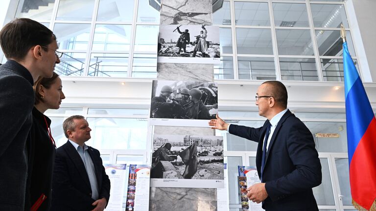 Участники церемонии открытия фотовыставки Освобождение. Луганск в Луганске