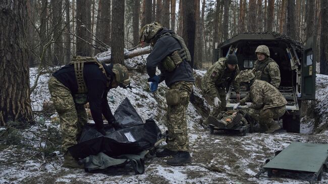 Медики помогают тяжело раненому украинскому солдату