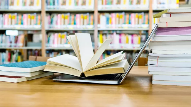 Открытая книга на ноутбуке