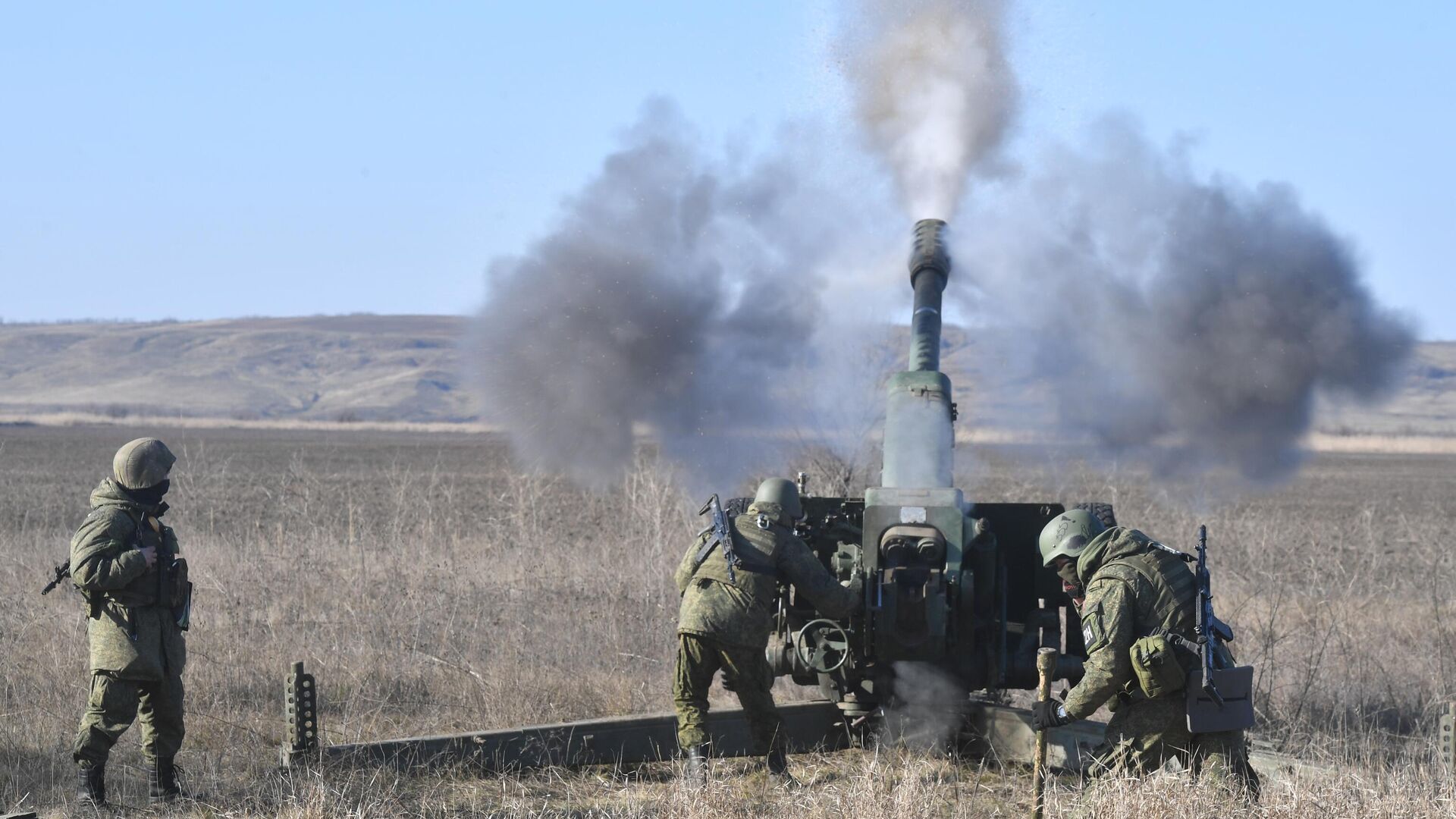 Военнослужащие артиллерийского расчета вооруженных сил РФ работают по позициям ВСУ - РИА Новости, 1920, 24.03.2023