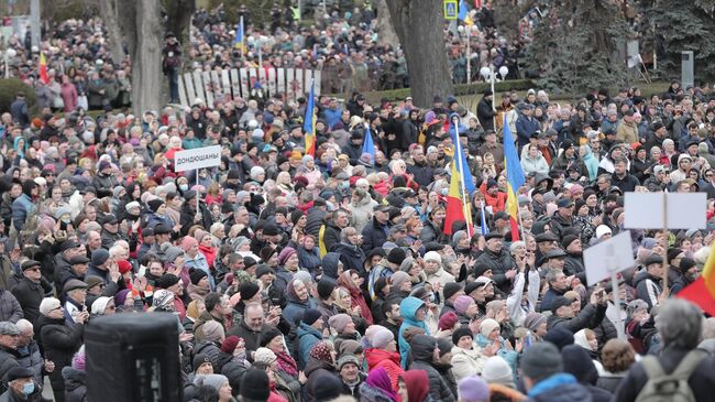 Участники антиправительственного митинга сторонников оппозиционной партии Шор в Кишеневе