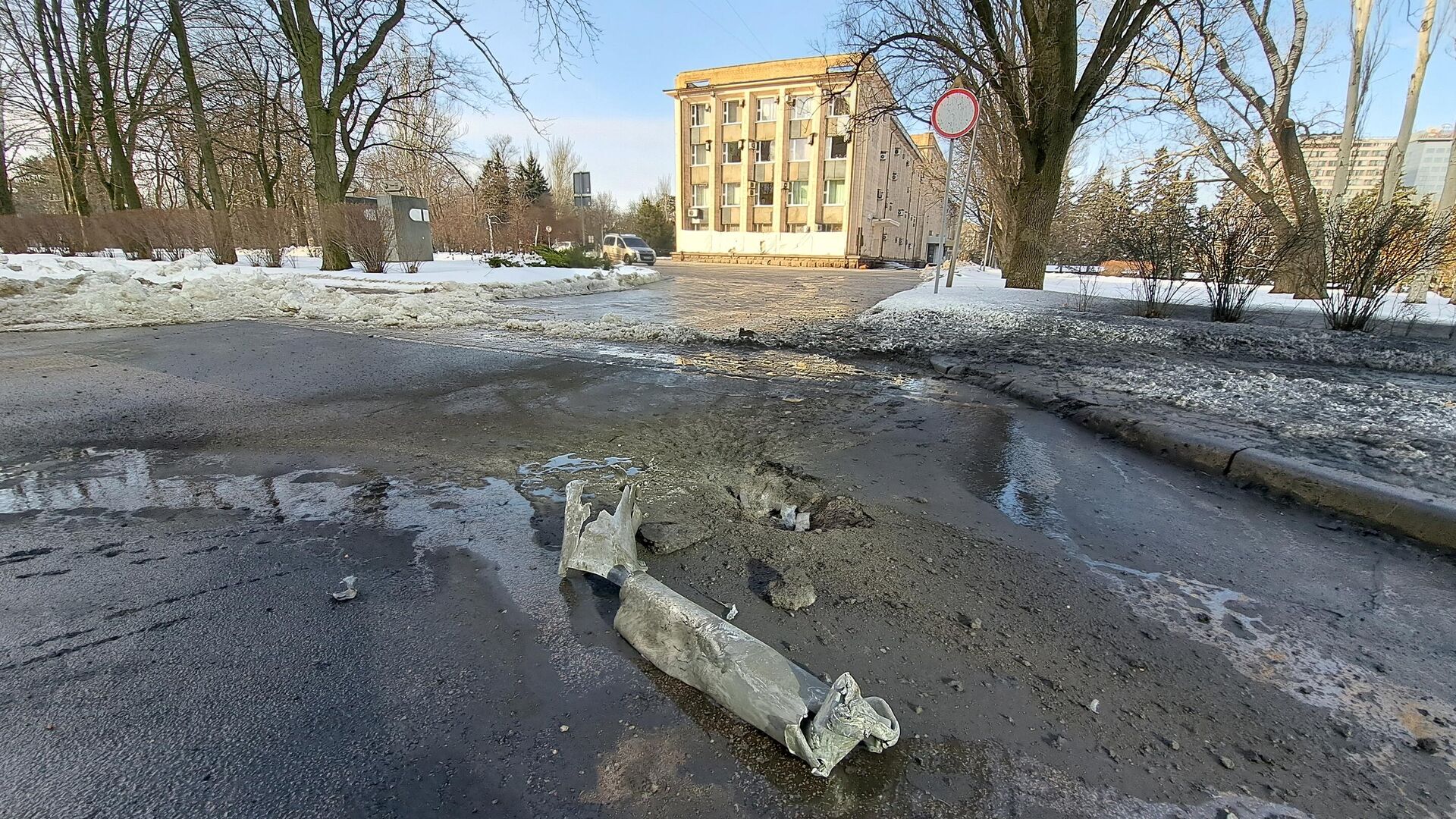 Фрагмент снаряда на тротуаре в центре Донецка после обстрела со стороны ВСУ - РИА Новости, 1920, 22.02.2023