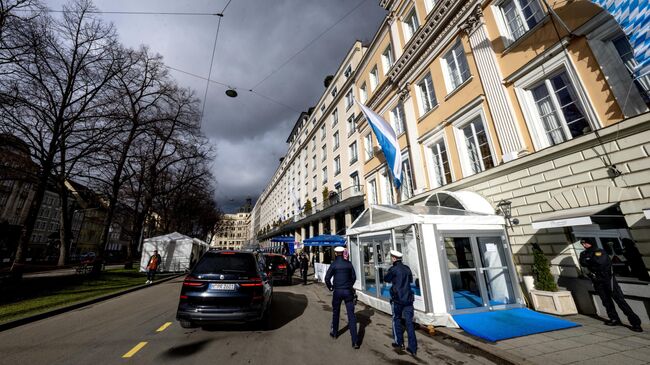 Полиция перед отелем Bayerischer Hof, где проходит Мюнхенская конференция по безопасности. Архивное фото