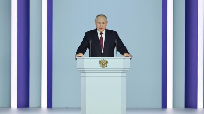 Президент РФ Владимир Путин выступает с ежегодным посланием Федеральному собранию