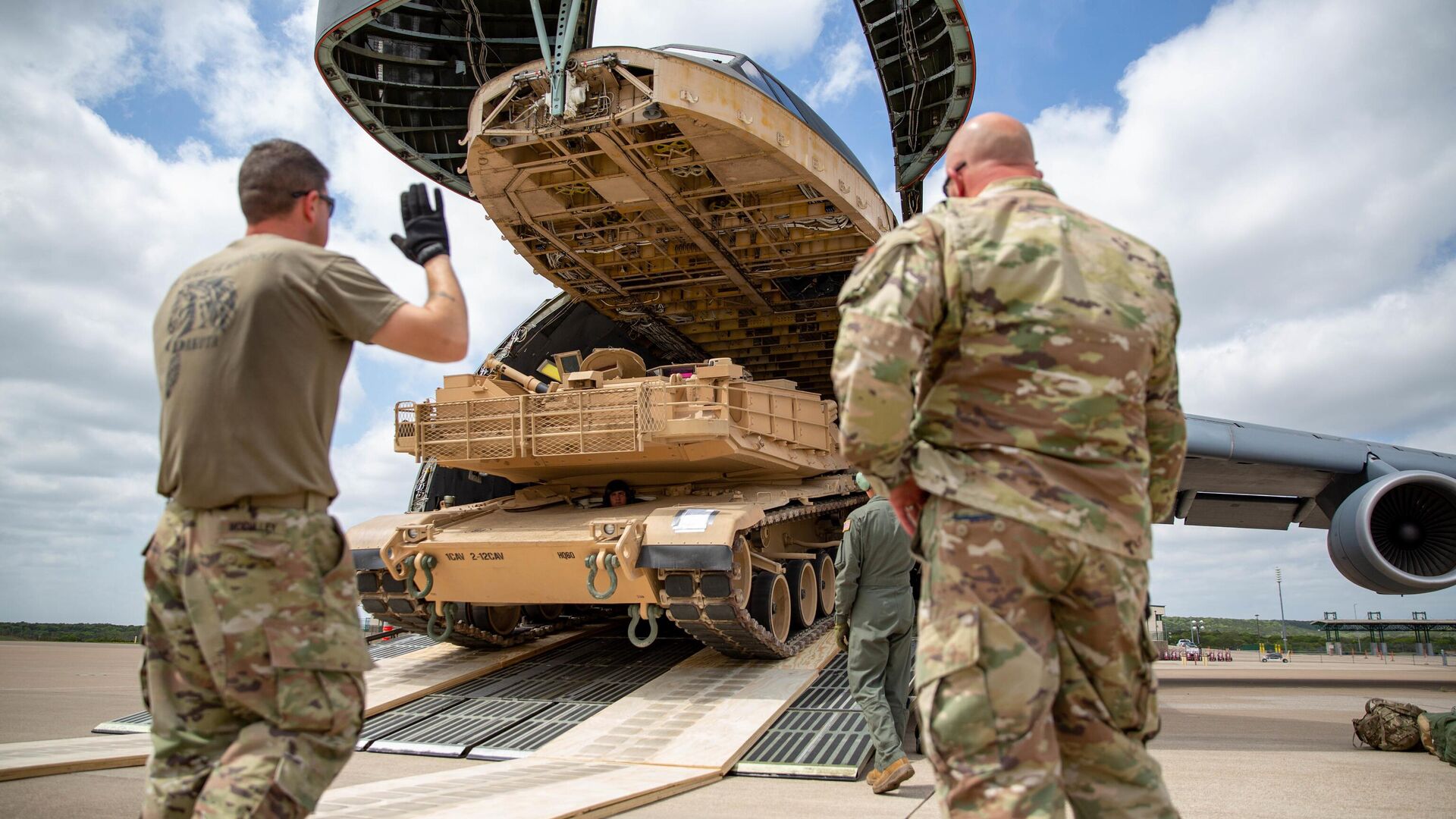 Американские военнослужащие грузят танк M1 Abrams на военно-транспортный самолет. Архивное фото - РИА Новости, 1920, 08.11.2023