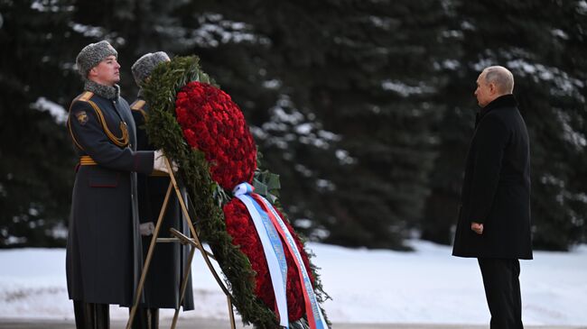  Президент России Владимир Путин на церемонии возложения венка к Могиле Неизвестного Солдата в Александровском саду у Кремлёвской стены в День защитника Отечества