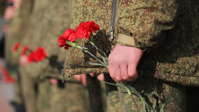 Военнослужащие во время возложения цветов. Архивное фото