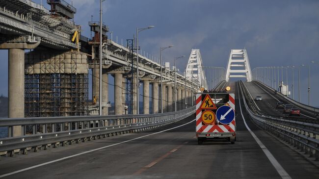 Автомобили на Крымском мосту