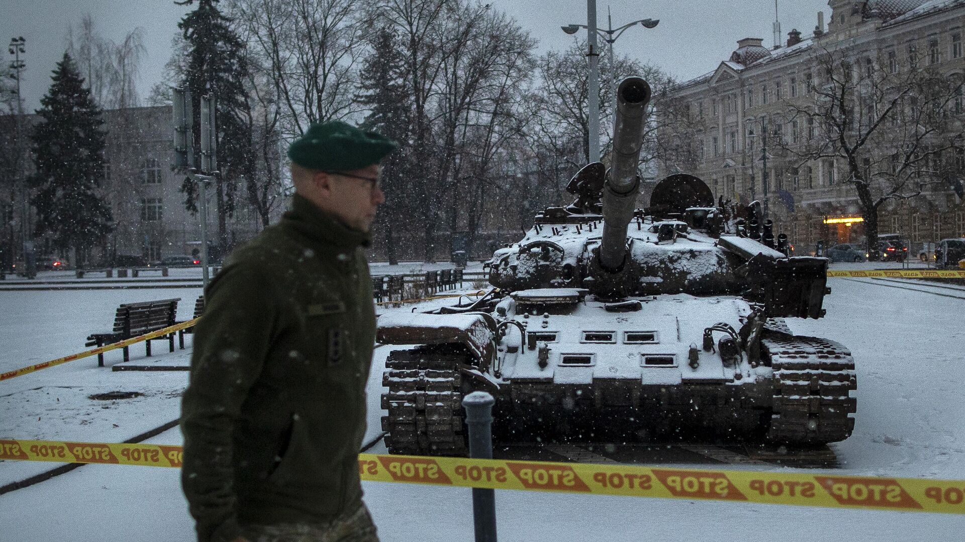 Литовский военный у танка, установленного на Соборной площади в Вильнюсе - РИА Новости, 1920, 02.03.2023