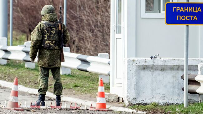 Миротворец на блокпосту в районе Вадул-луй-Водэ в Приднестровье