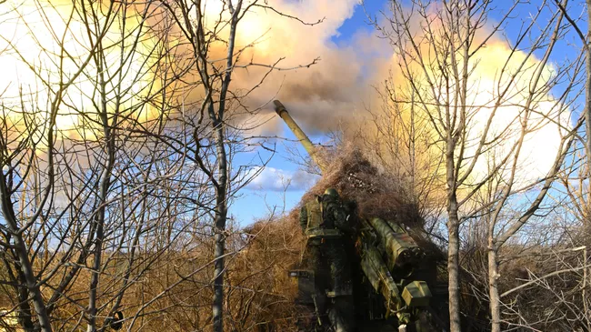Боевой расчет гаубицы Мста-Б на боевой позиции в зоне спецоперации. Архивное фото