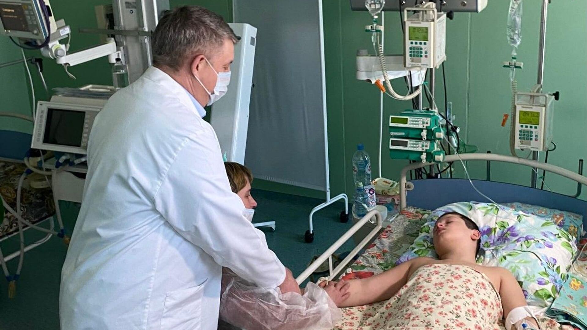 Губернатор Брянской области Александр Богомаз навещает в больнице 10-летнего мальчика Федора, пострадавшего при атаке украинских диверсантов на Брянскую область - РИА Новости, 1920, 04.03.2023