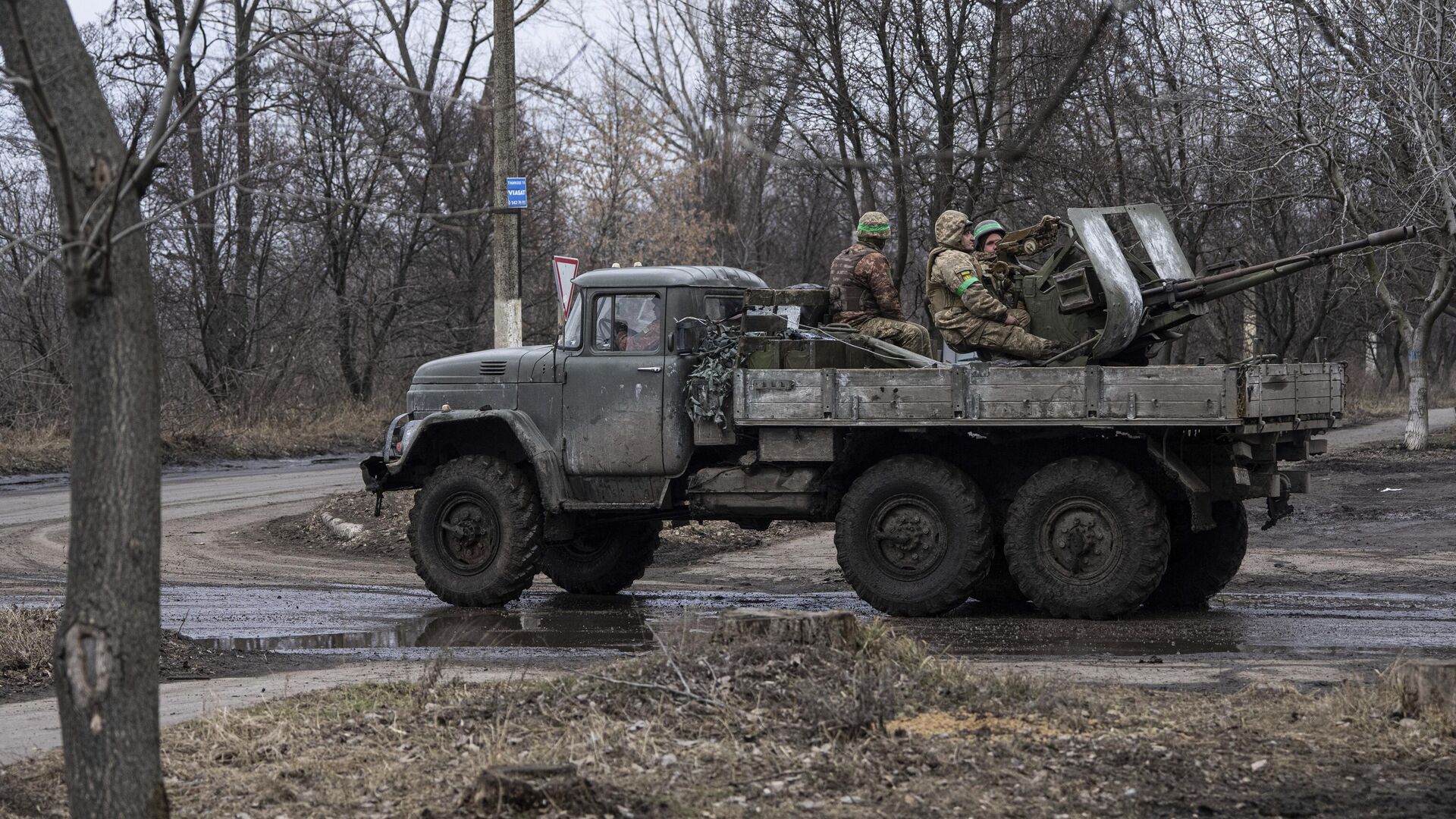 Украинские военные с зенитной установкой. Архивное фото - РИА Новости, 1920, 24.06.2024