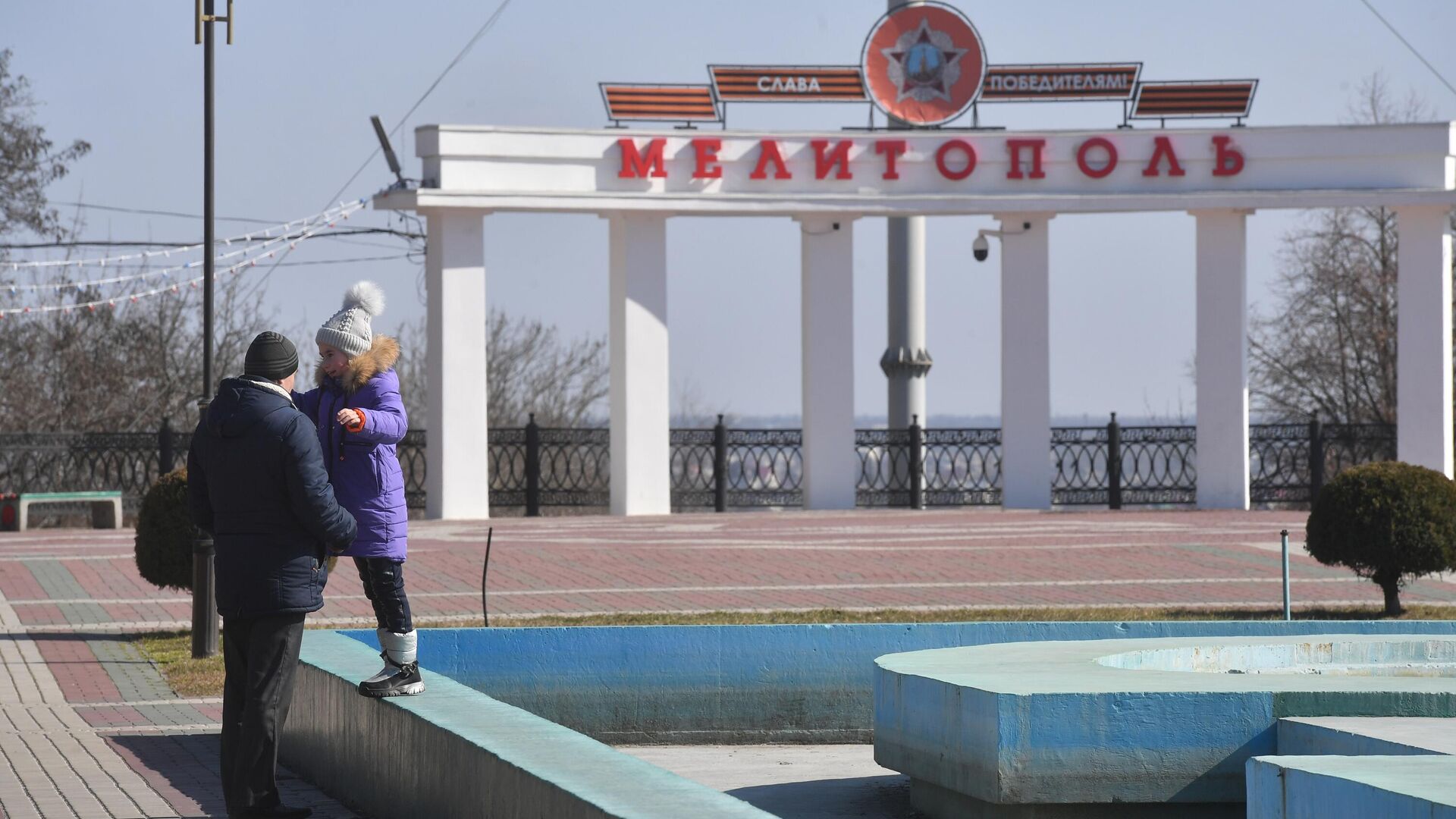 Люди гуляют на Аллее Героев Советского Союза в Мелитополе - РИА Новости, 1920, 14.04.2023