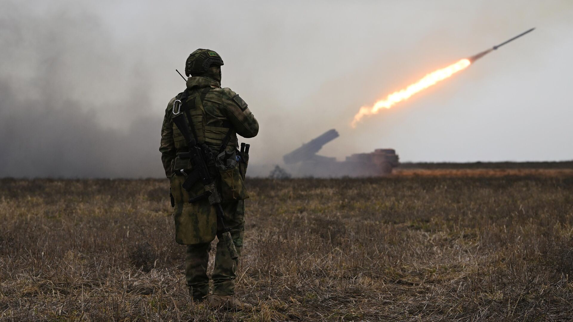 Военнослужащий артиллерийского расчета реактивной системы залпового огня (РСЗО) Ураган вооруженных сил РФ работает по позициям ВСУ в южном секторе СВО - РИА Новости, 1920, 29.04.2023