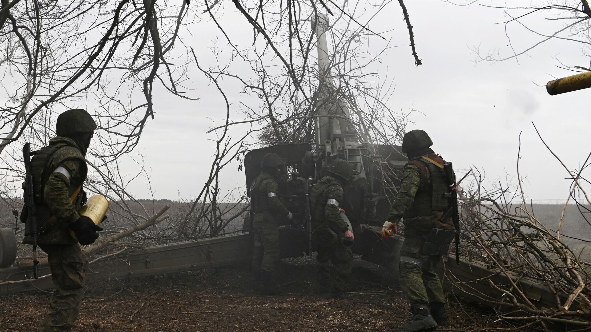 Артиллеристы вооруженных сил РФ ведут огонь по позициям ВСУ из гаубицы Мста-Б. Архивное фото - РИА Новости, 1920, 16.04.2023